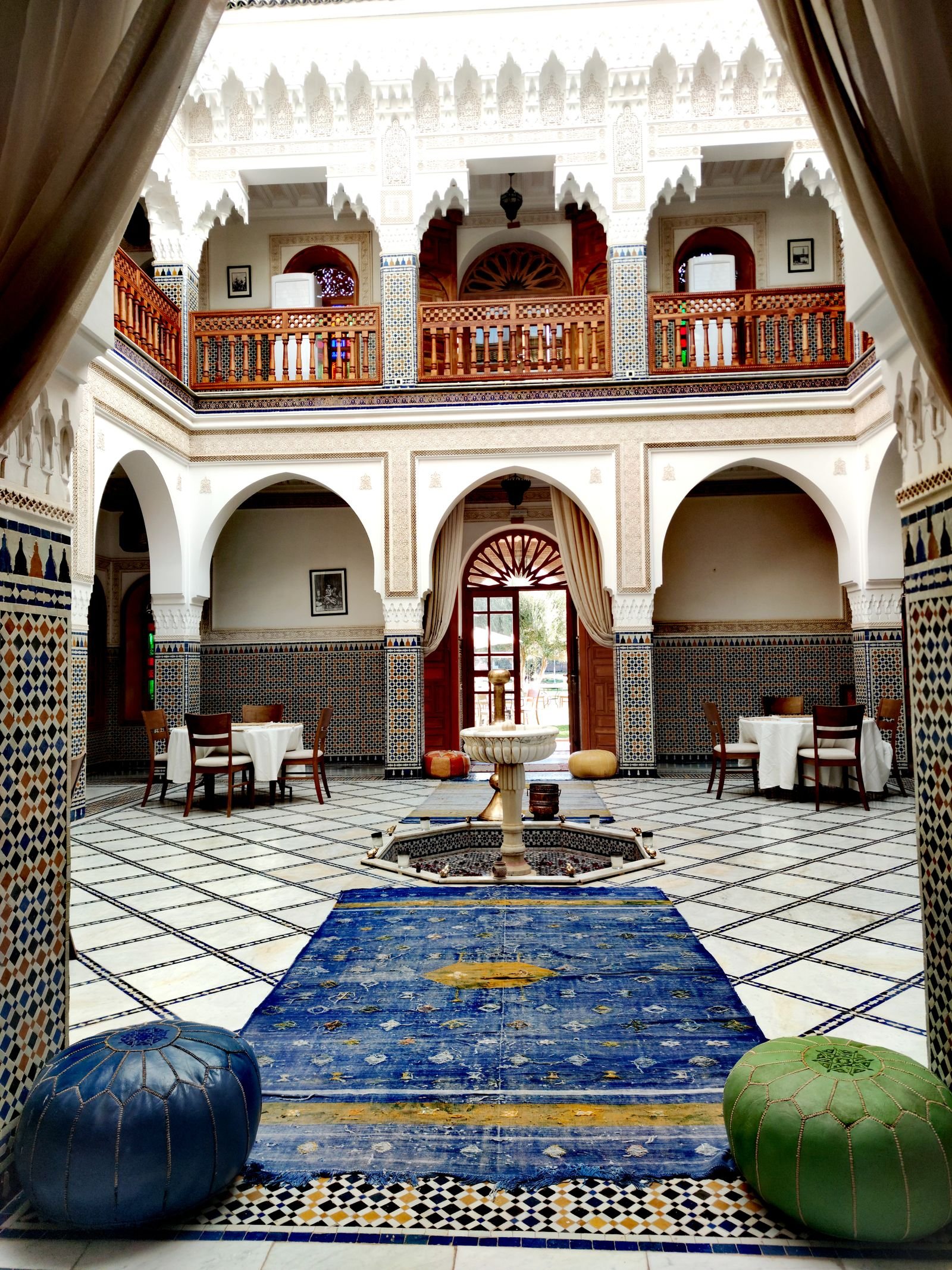 Patio interior de una kasbah del sur de Marruecos, con arcos y fuente.