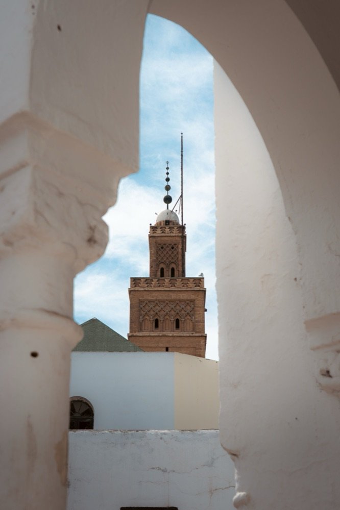 El alminar de la Koutoubia visto a través de un arco encalado, en Marrakech.