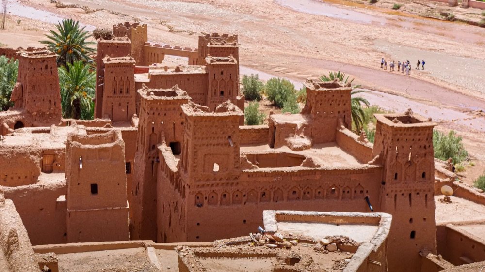 Torres de adobe del ksar de Aït Ben Haddou, con el cauce del río detrás.